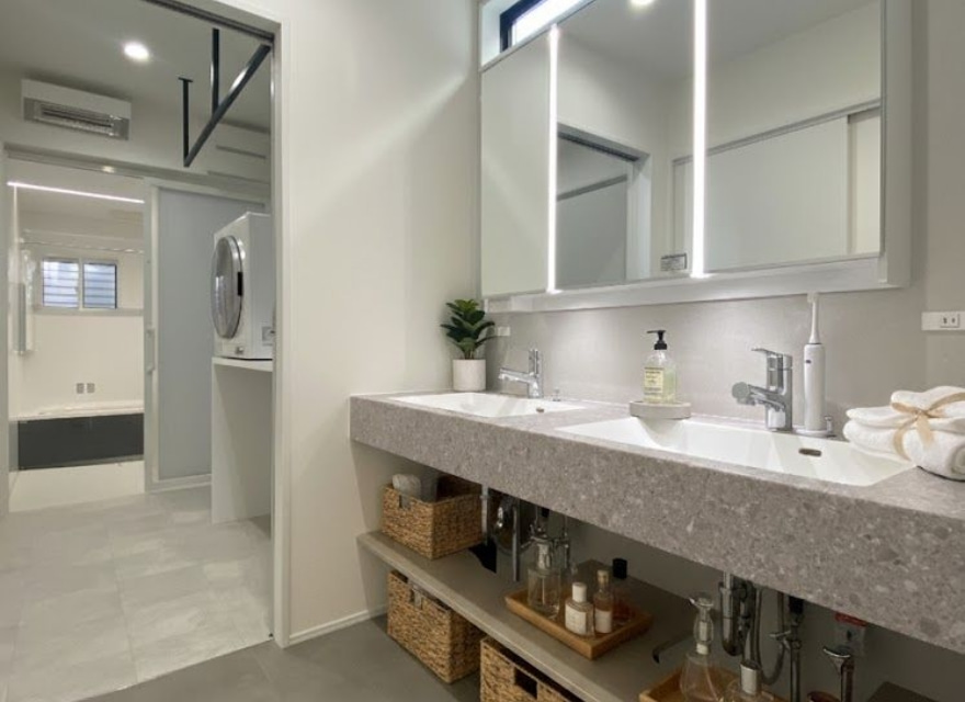 第3 位：デザイン性と機能性を兼ね備えた「アイカの造作風洗面化粧台」