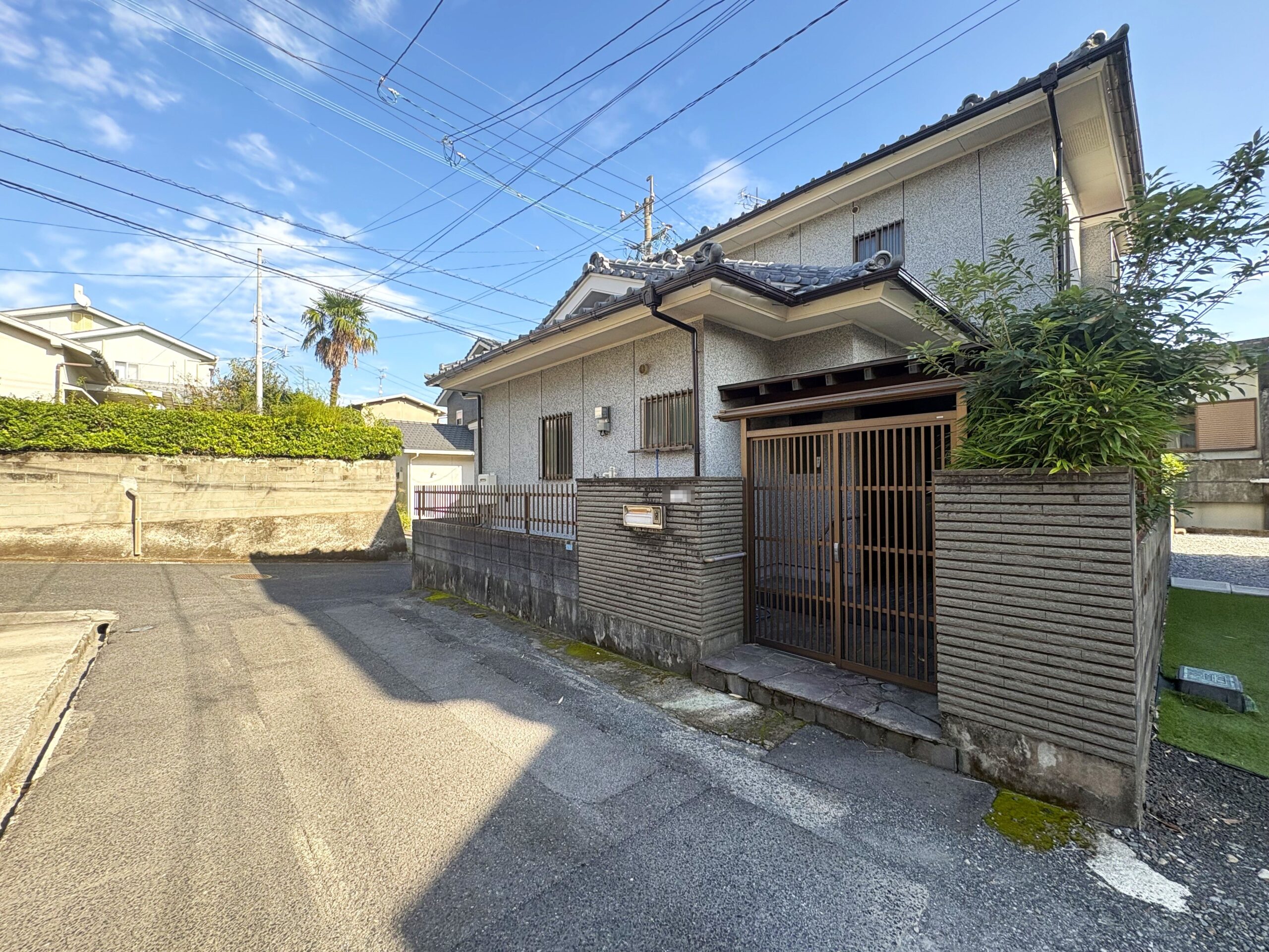 市電/笹貫電停まで４５０ｍ！開放感あふれる角地で陽当たり・通風良好！風情ある縁側と眺望良好なバルコニーを備えた、落ち着きある和風邸宅。