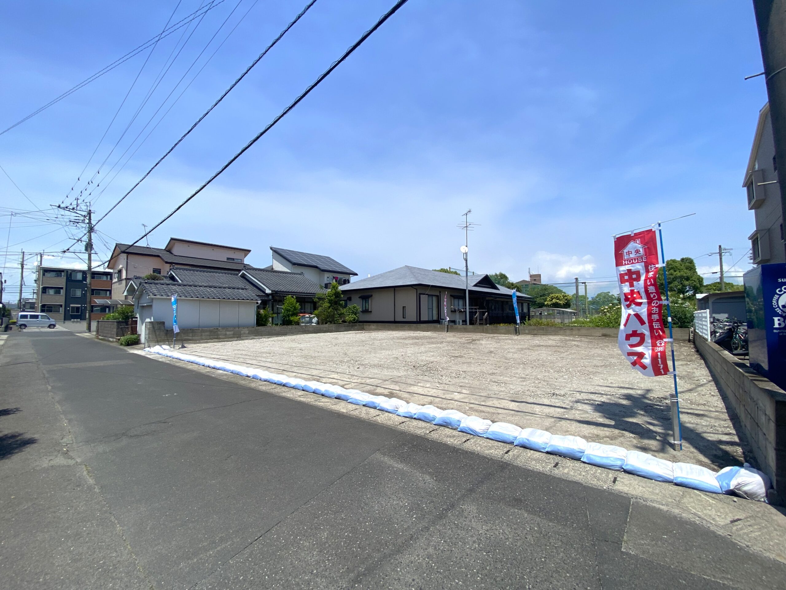 谷山小学校まで６００ｍ・谷山中学校まで５００ｍ・ＪＲ／慈眼寺駅まで６５０ｍ！大きな公園近くのお子様を育むのに適した立地です。