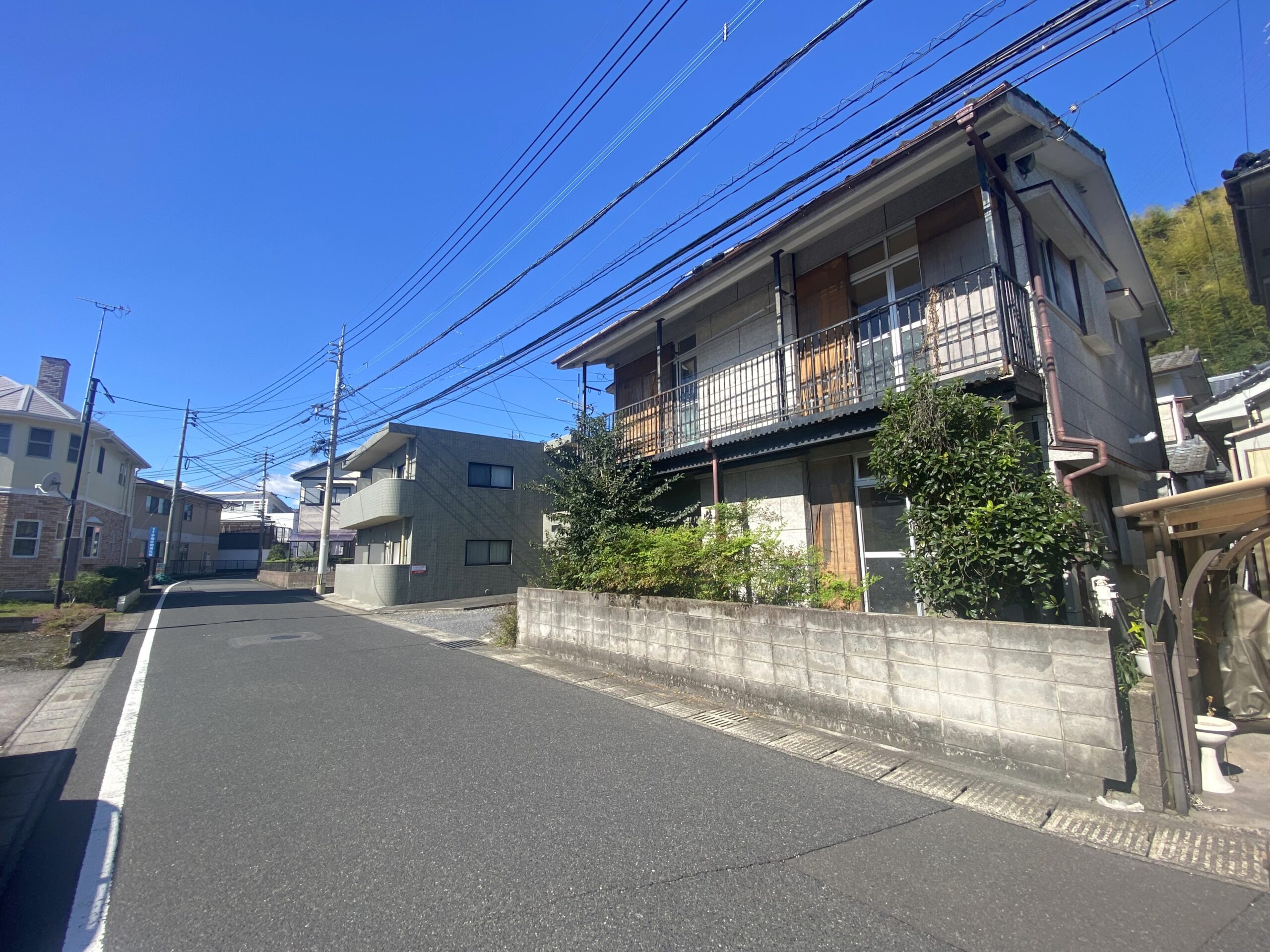 ジョリーパスタ宇宿店まで２５０ｍ！本通りより一つ中に入った落ち着いた住環境！陽当りの良い南向き角地物件です！