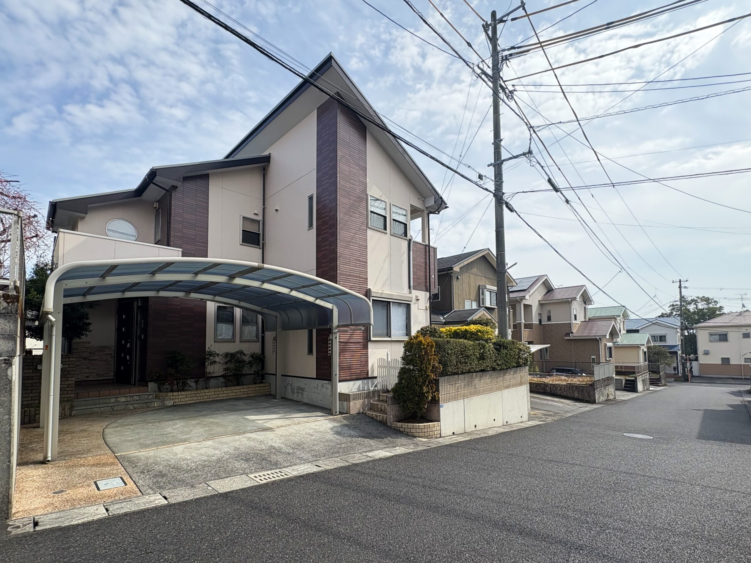 即日内覧可！錦江台小学校まで４５０ｍ！前面道路幅員６ｍ・駐車並列２台可※カーポート付き！４ＬＤＫ！