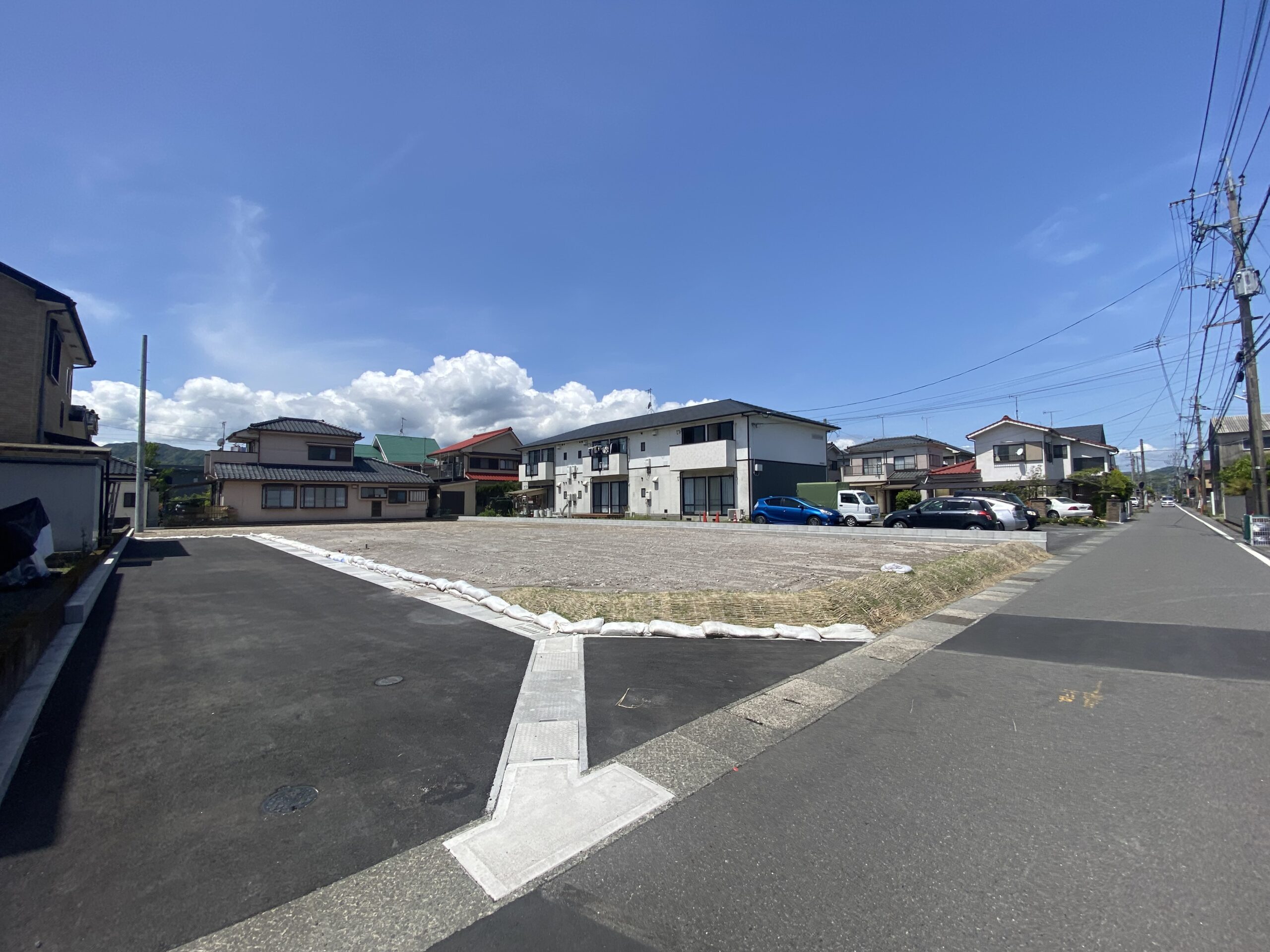全３区画中最も陽当たりの良い１区画！道路と平坦な角地物件になりますので様々なプランニングにも対応可能！