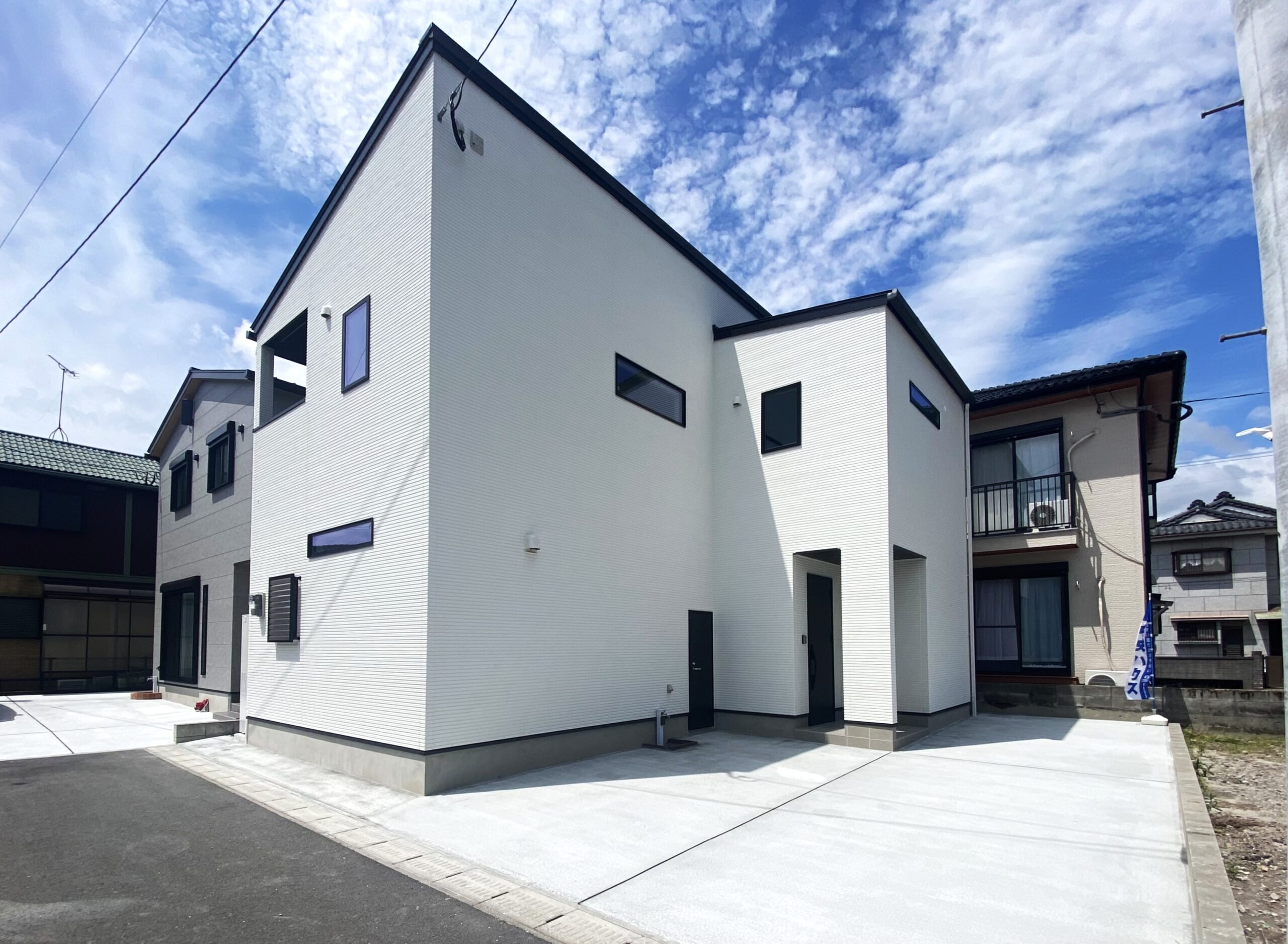 サンキュー和田店まで４５０ｍ！４ＬＤＫ+サンルーム！駐車３台可！採光に配慮した吹抜のある開放的なリビング空間！