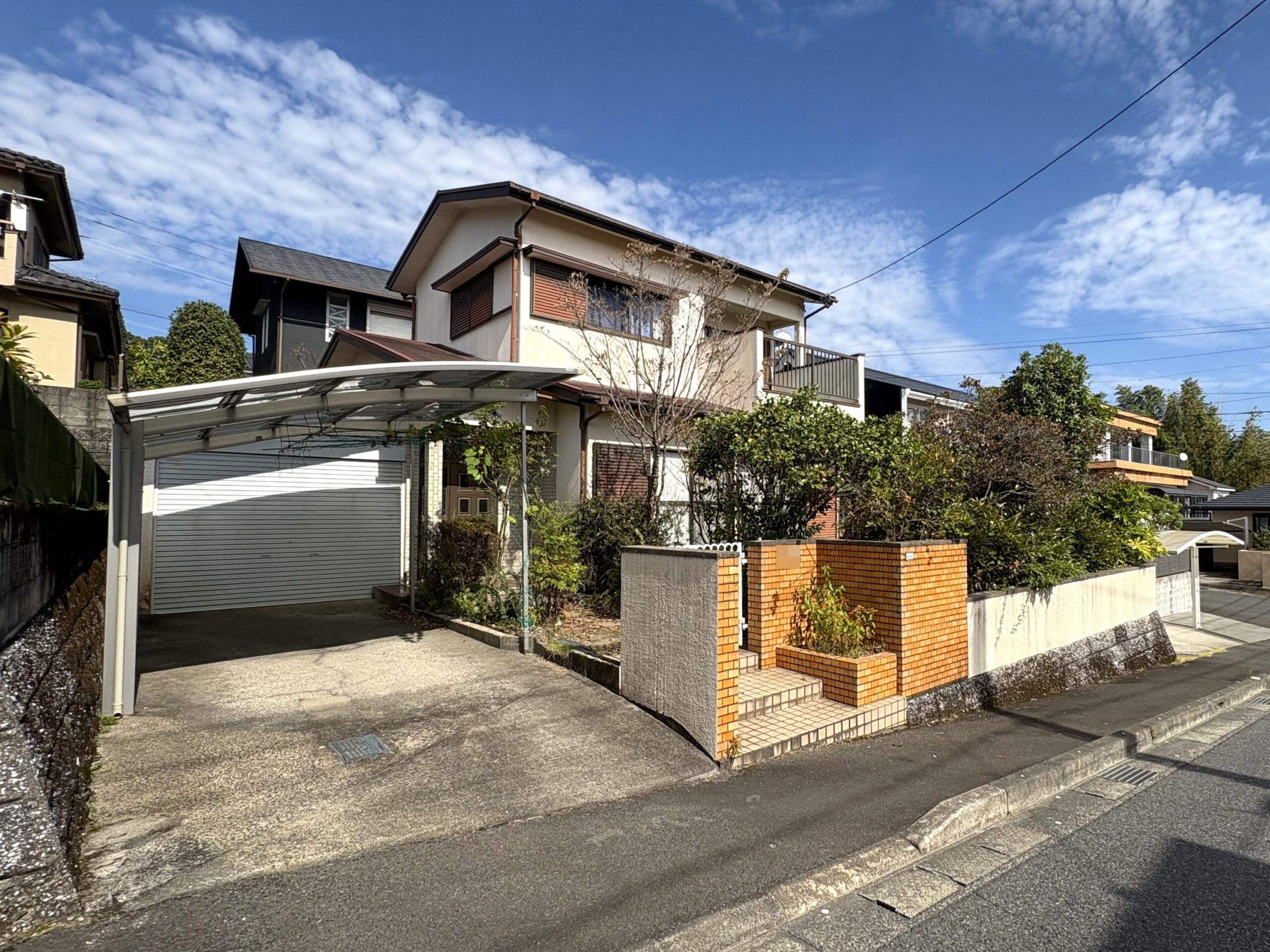 マックスバリュ花野団地店まで５００ｍ・花野小学校まで１０００ｍ！前面道路広々・駐車３台可！ゆったり庭付き！南向きで陽当たり良好