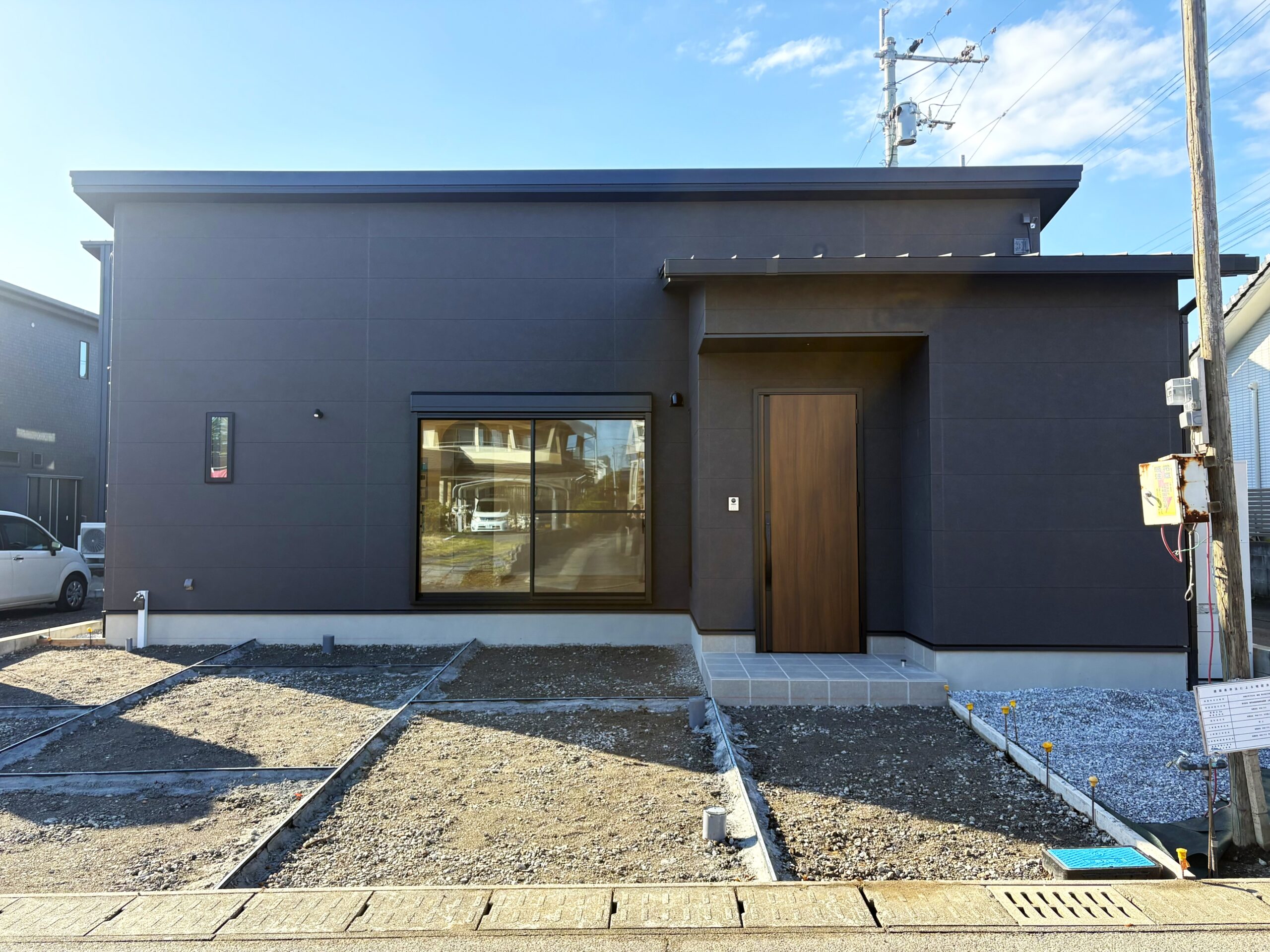 まもなく完成！内覧予約受付中！「ワンフロアで叶える、家族の笑顔。ゆとりと安心に包まれる平屋の暮らし。」開放感ある角地物件！駐車並列３台可！