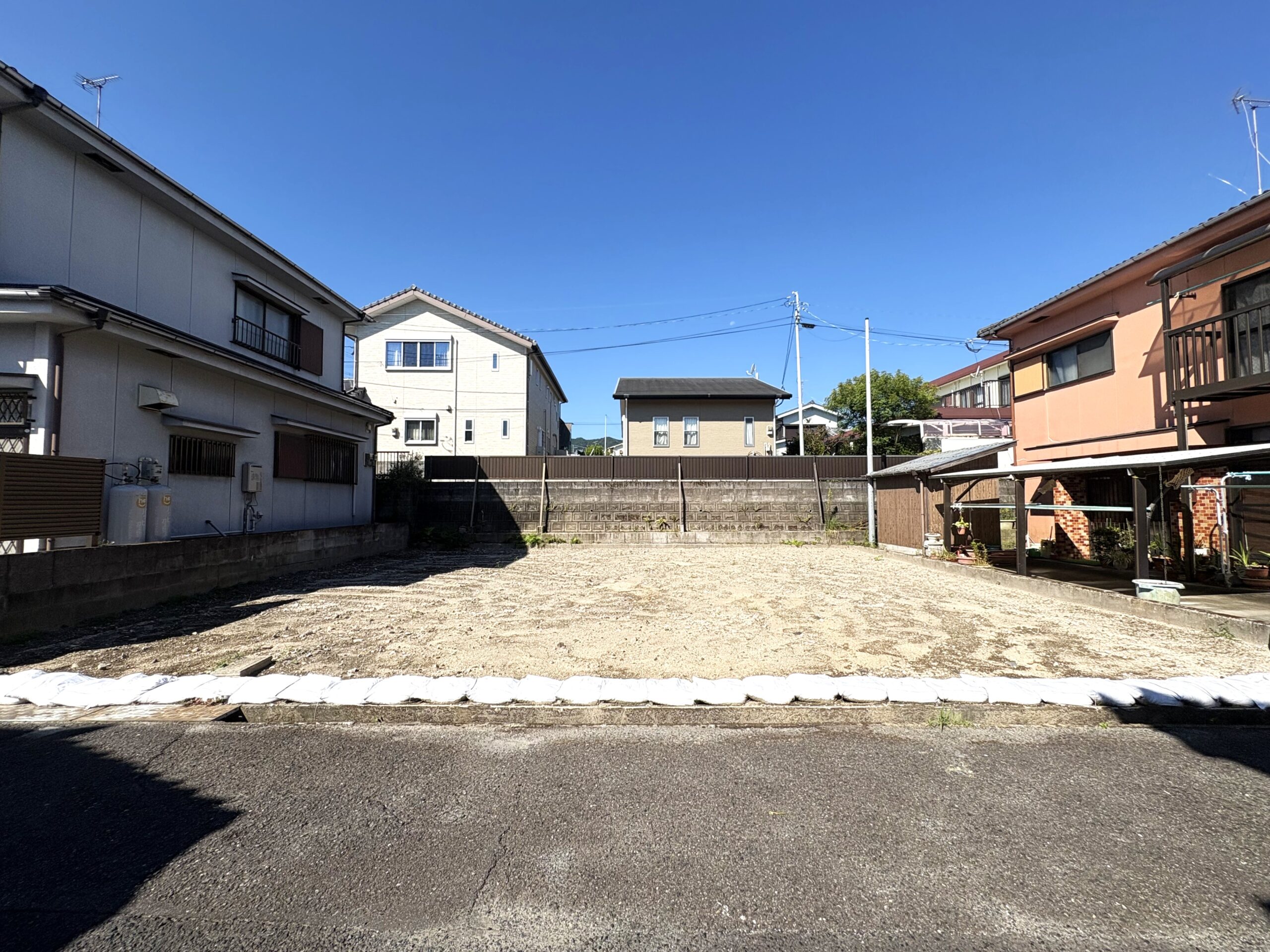 タイヨー光山店まで３５０ｍ・ファミリーマート坂之上店まで１７０ｍ！徒歩圏内に利便施設が充実した住み良い住環境！