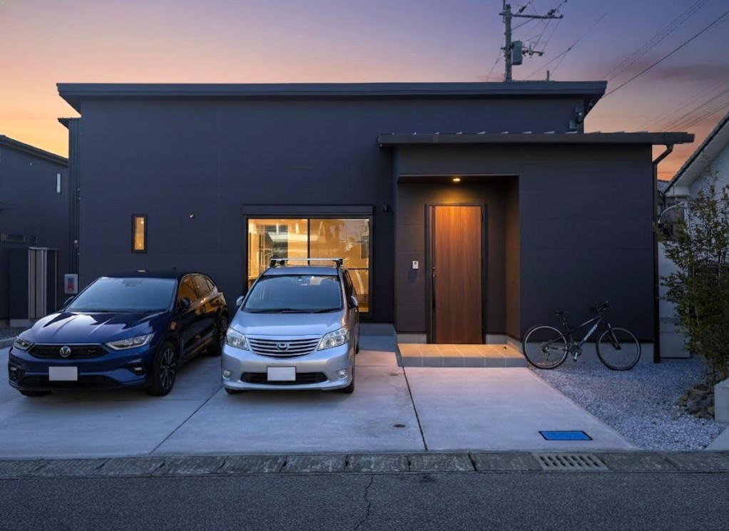 「ワンフロアで叶える、家族の笑顔。ゆとりと安心に包まれる平屋の暮らし。」開放感ある角地物件！駐車並列３台可！