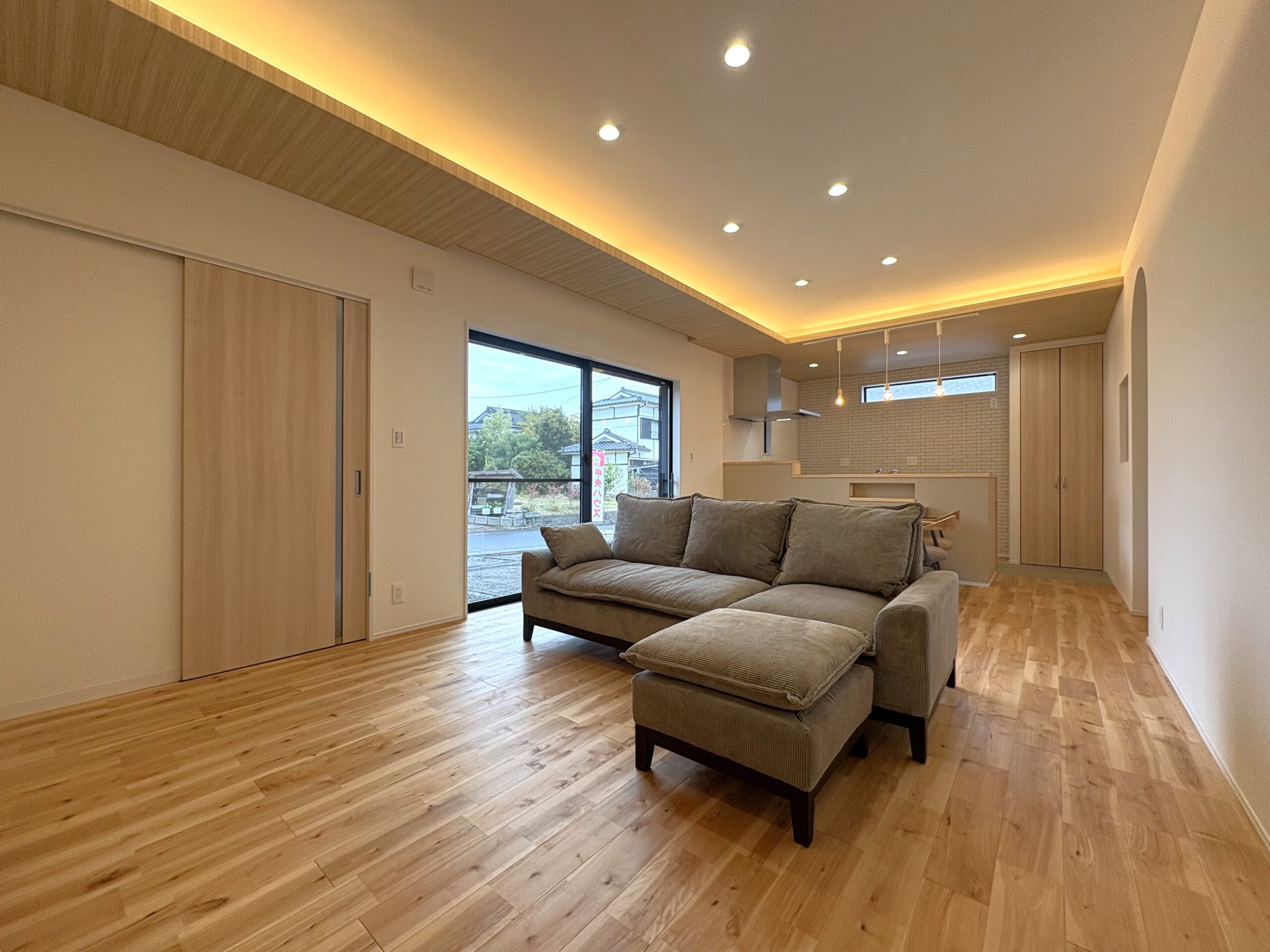 まもなく完成！内覧予約受付中！「ワンフロアで叶える、家族の笑顔。ゆとりと安心に包まれる平屋の暮らし。」開放感ある角地物件！駐車並列３台可！