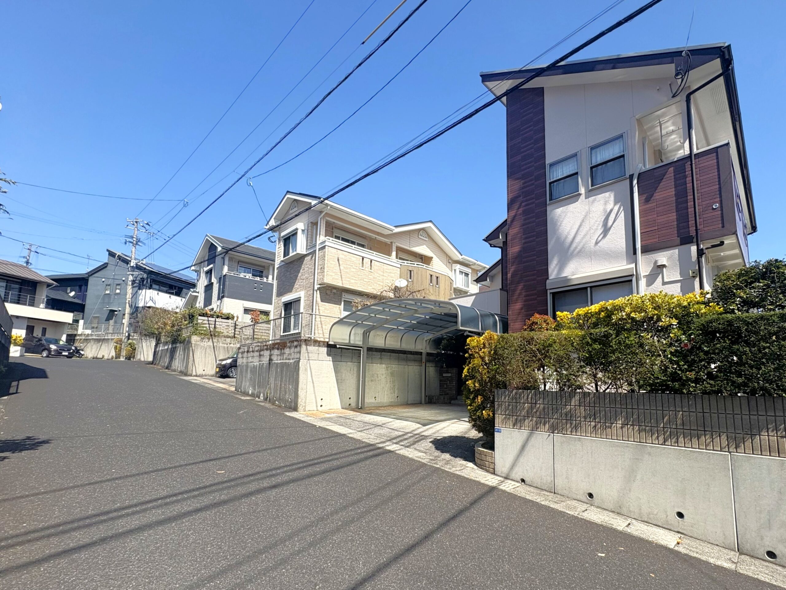 即日内覧可！錦江台小学校まで４５０ｍ！前面道路幅員６ｍ・駐車並列２台可※カーポート付き！４ＬＤＫ！